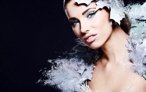 Красивая девушка в необычном костюме на синем фоне