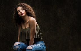 Красивая девушка в модных джинсах 