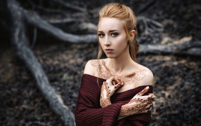 Красивая девушка с рисунком из хны на теле 