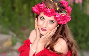 Красивая девушка с венком из роз на голове