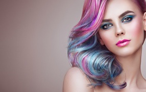Красивая девушка с ярким макияжем и разноцветным волосами 
