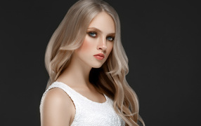 Красивая девушка с длинными  белыми волосами на сером фоне