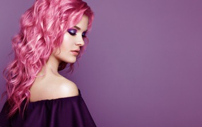 Красивая девушка с розовыми волосами на сиреневом фоне