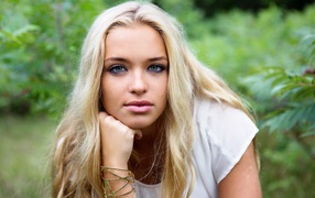Красивая зеленоглазая девушка со светлыми волосами 