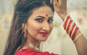Красивая девушка индианка с украшениями 