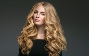 Красивая длинноволосая блондинка с голубыми глазами 