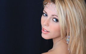 Красивая длинноволосая блондинка с украшениями на лбу