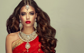 Красивая длинноволосая шатенка в индийском сари с украшениями