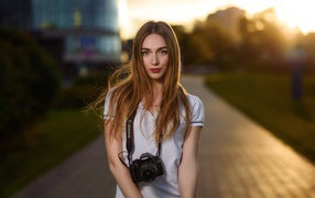Красивая длинноволосая девушка с фотоаппаратом