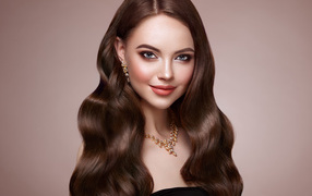 Красивая длинноволосая девушка с украшением на шее