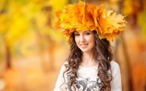 Красивая длинноволосая девушка с венком из желтых листьев на голове