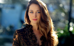 Красивая длинноволосая девушка с голубыми глазами на улице