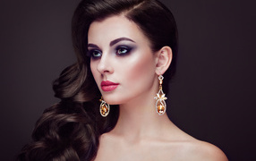 Красивая длинноволосая девушка с сережками