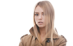 Красивая грустная девушка на белом фоне