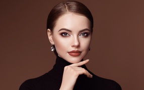 Красивая стильная девушка шатенка на коричневом фоне