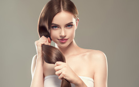 Красивая нежная голубоглазая девушка с длинными волосами