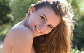 Красивая нежная девушка с очаровательной улыбкой 