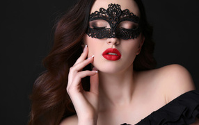 Красивая нежная длинноволосая девушка с черной маской на лице