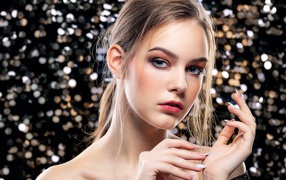 Красивая молодая голубоглазая девушка с маникюром