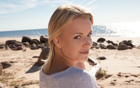 Блондинка с серыми глазами на берегу океана