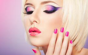 Блондинка с макияжем и розовым лаком на ногтях