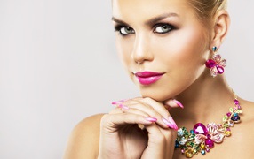 Яркая девушка с красивыми украшениями на шее и в ушах