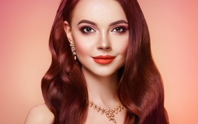 Яркая рыжеволосая девушка с украшениями крупным планом