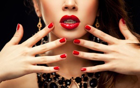 Яркие красные ногти красивой девушки