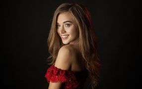 Милая улыбающаяся девушка на черном фоне