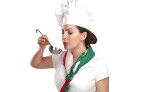Девушка повар с половников на белом фоне