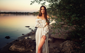 Девушка в красивом белом платье у воды
