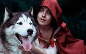 Девушка в красном плаще с собакой породы хаски