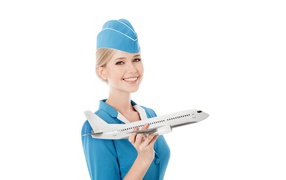 Девушка стюардесса с самолетом в руке на белом фоне