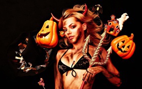 Девушка с украшениями на праздник Хэллоуин на черном фоне