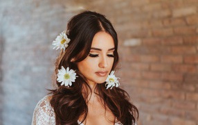 Девушка с закрытыми глазами с ромашками в волосах 