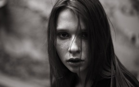 Девушка с веснушками на лице черно- белое фото 