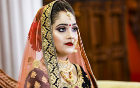 Девушка в индийском костюме невесты