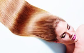 Длинноволосая шатенка с закрытыми глазами на белом фоне