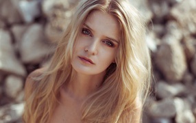 Длинноволосая блондинка крупным планом