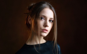 Милая девушка на коричневом фоне