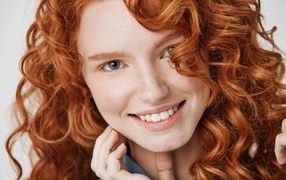 Улыбающаяся рыжеволосая девушка лицо крупным планом