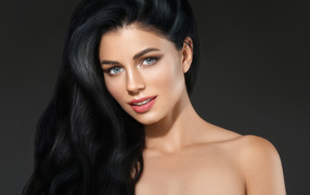 Эффектная длинноволосая брюнетка с голубыми глазами