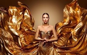Стильная девушка в красивом золотом платье 