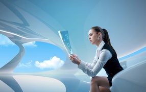 Стильная девушка с электронной газетой 