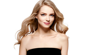 Нежная голубоглазая блондинка в черном платье на белом фоне