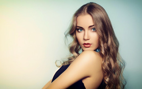 Нежная голубоглазая девушка с длинными волосами