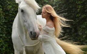 Нежная девушка в белом платье с лошадью 