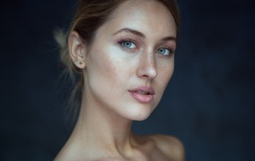 Нежная зеленоглазая девушка крупным планом