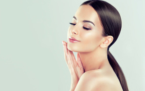 Нежная длинноволосая девушка с закрытыми глазами