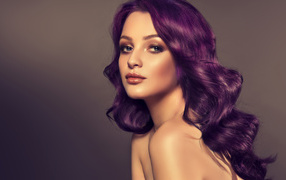 Девушка с фиолетовыми волосами на сером фоне